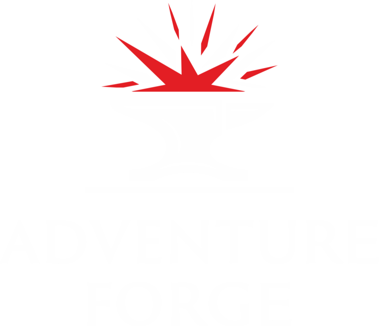 Logo Adventure Forge w bieli